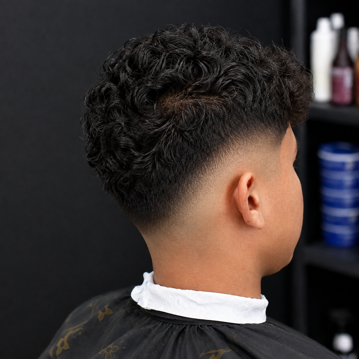 Corte con degradado y rizos definidos en Barbería Morchi