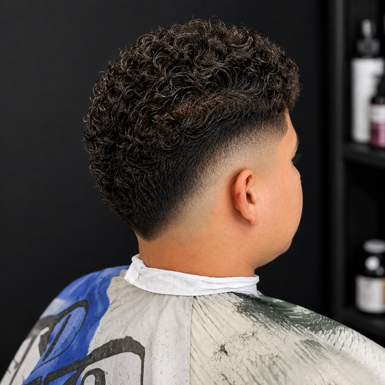 Degradado fade en pelo rizado realizado en Barbería Morchi Sant Boi